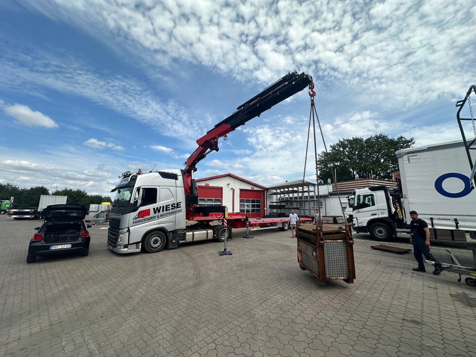 Fahrzeugabbildung Andere Wiese Stufensattel Tieflader mit Kran Fassi F545