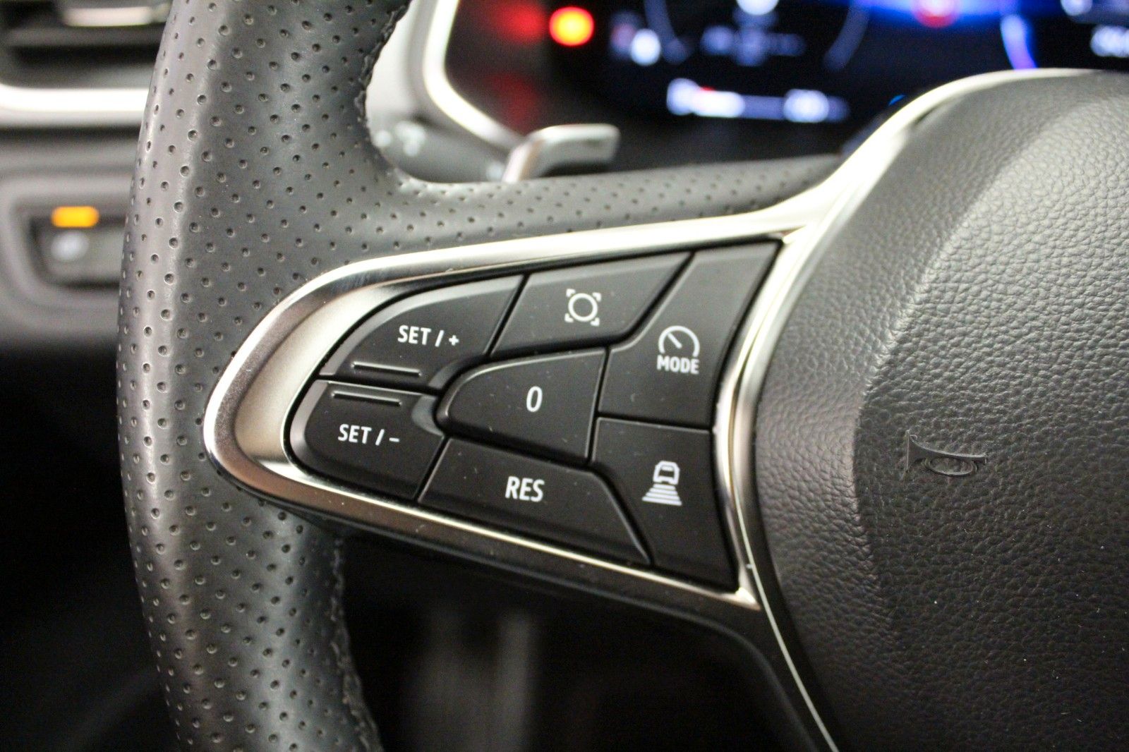 Fahrzeugabbildung Renault Captur Mild Hybrid 160 EDC Techno *Ganzjahresrei