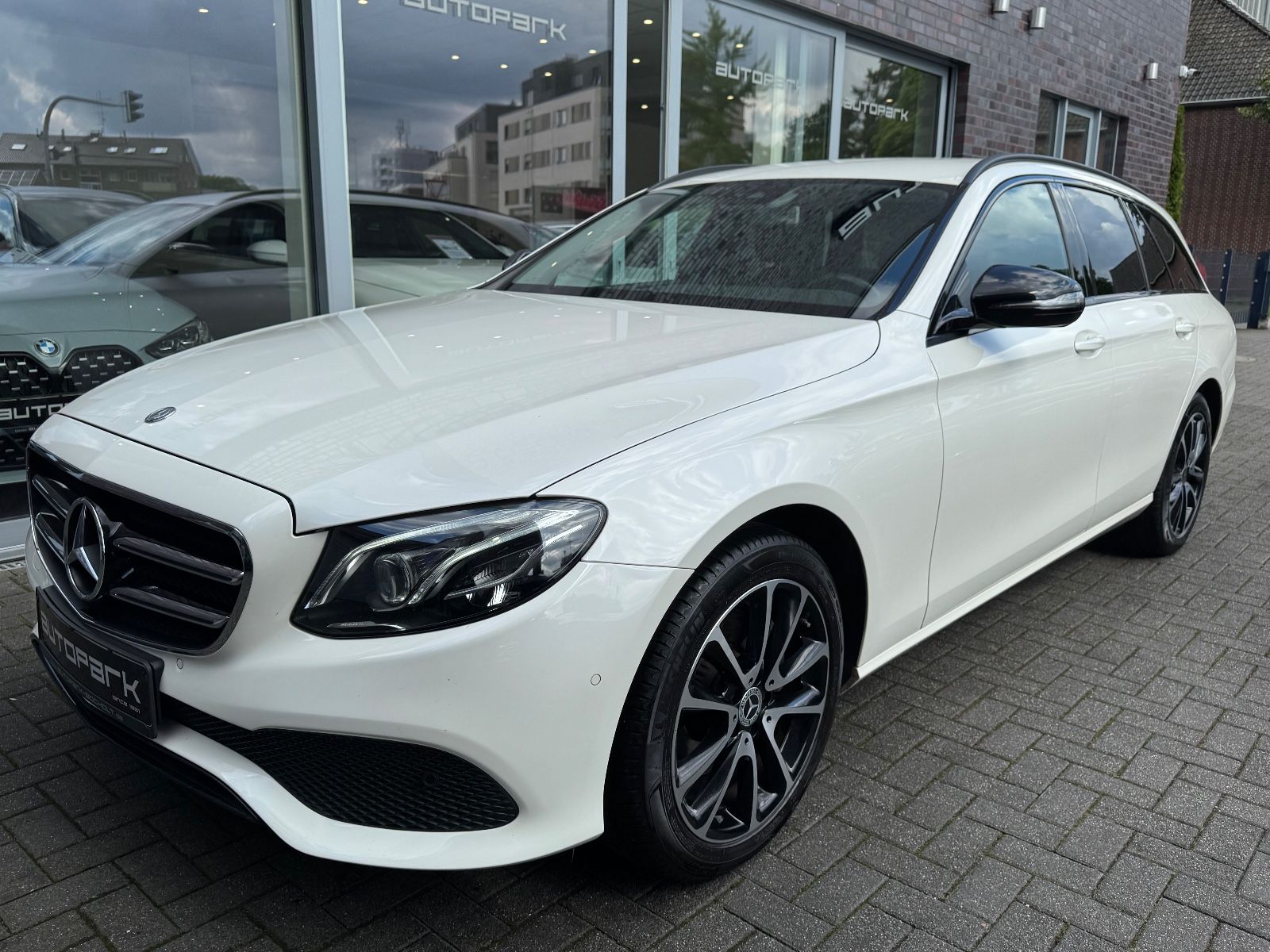 MERCEDES-BENZ E220d T Avantgarde Night Multibeam Burmester ACC