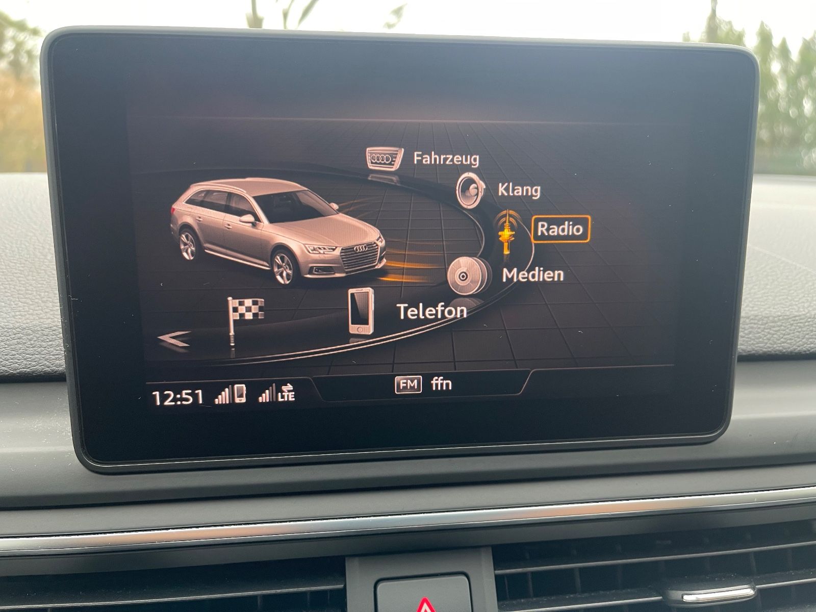 Fahrzeugabbildung Audi A4 Avant S-Line AHK*LED*PDC*TEILLEDER*TEMPO+