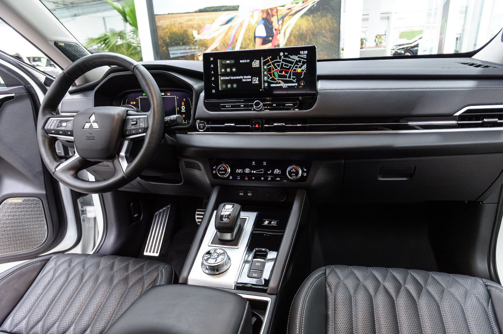 Fahrzeugabbildung Mitsubishi Outlander Top 4WD PHEV Leder LED 4xSHZ 360° HUD