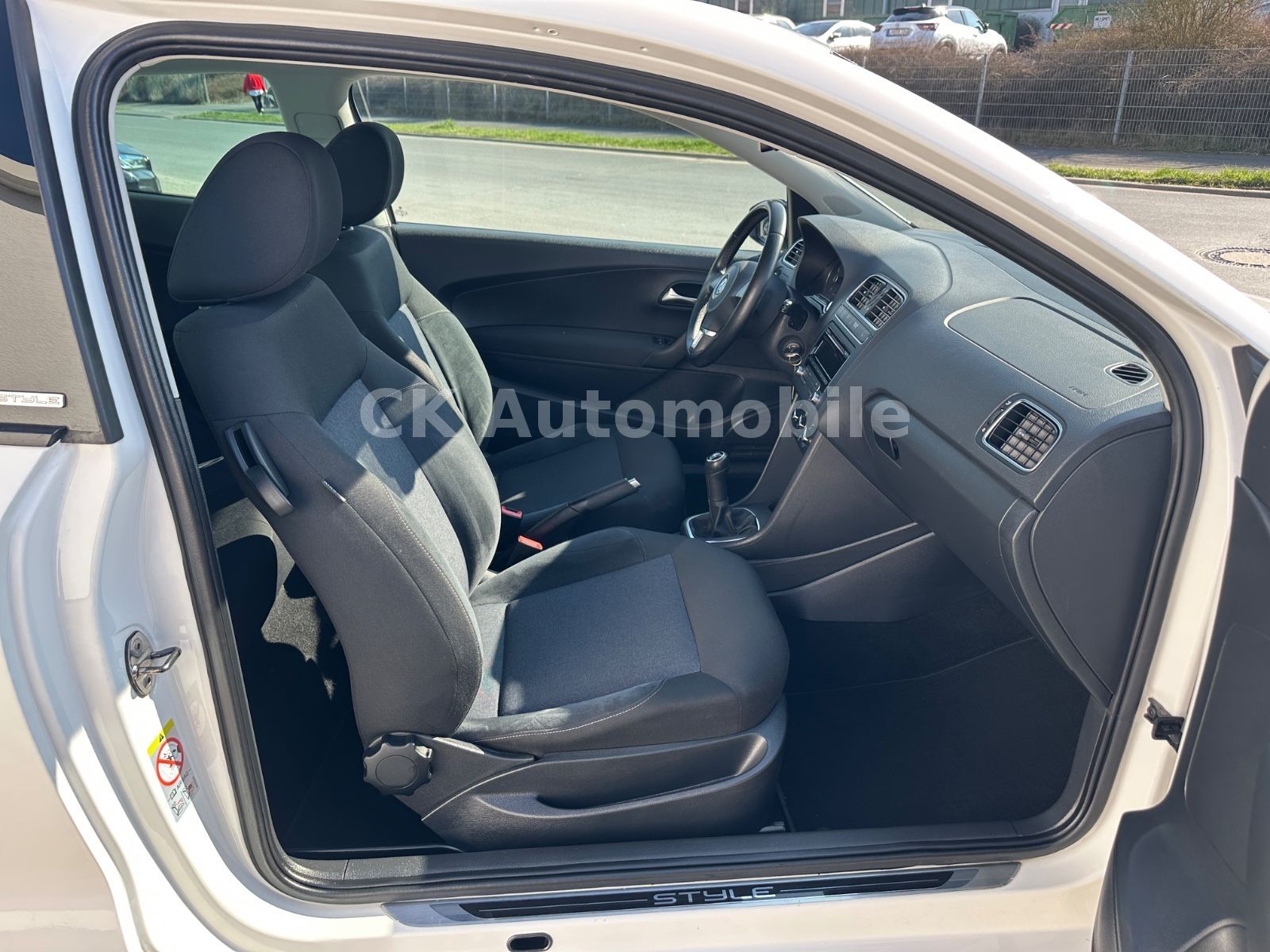 Fahrzeugabbildung Volkswagen Polo V Style 1.2 TSI/Klima/Bi-Xenon/Tempomat/PDC