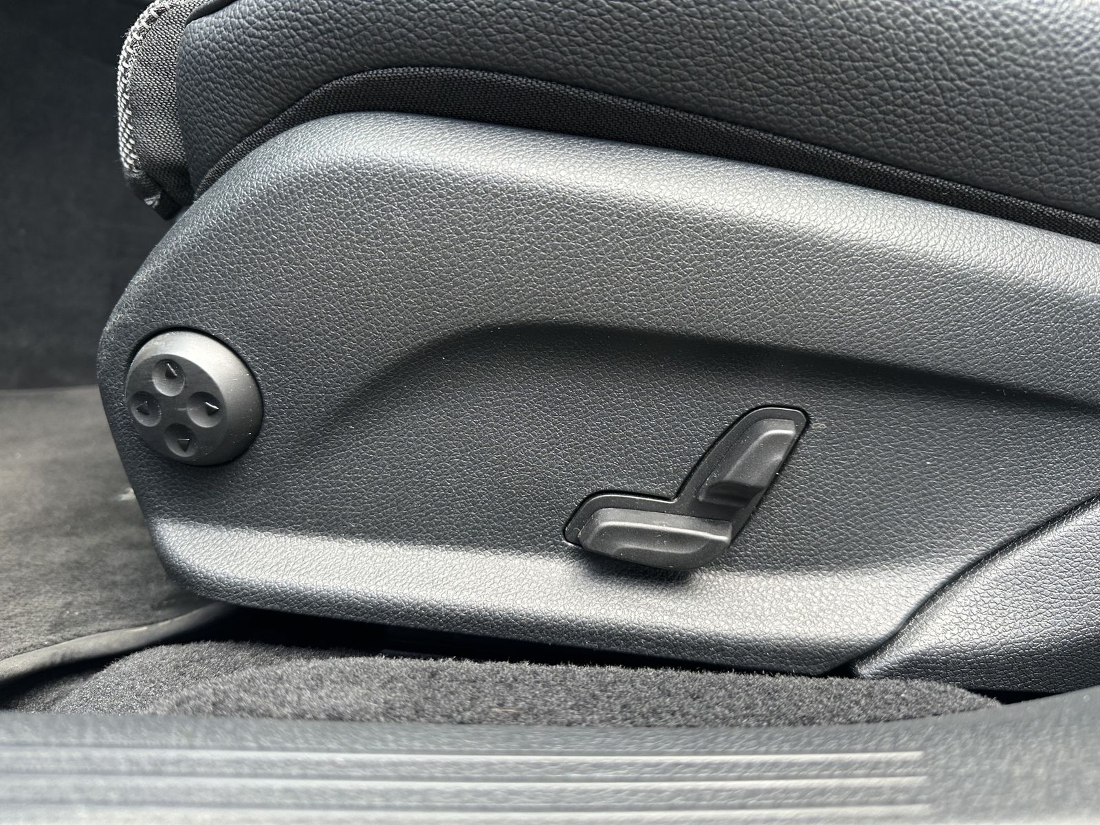 Fahrzeugabbildung Mercedes-Benz E 400d T Avantgarde 4Matic NAV+LED+KAM+19ZO+1HD