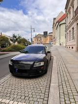 Audi A8 3.2 FSI tiptronic quattro - - Audi A8 mit Benzin-Antrieb: Limousine, 3.2