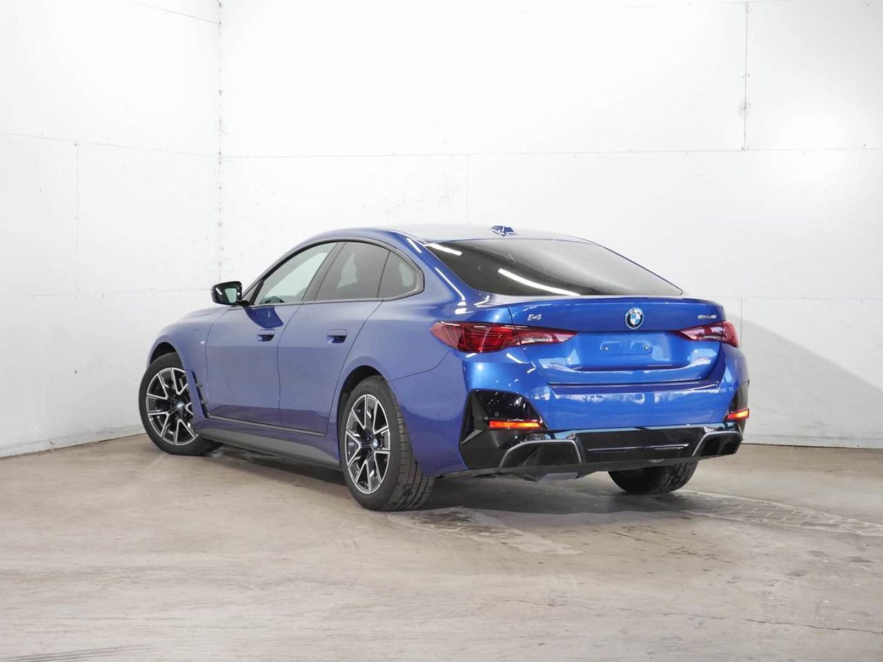 BMW i4 e40 GC M Sport Leder HUD SurView LiveProf.AHK imagem 3