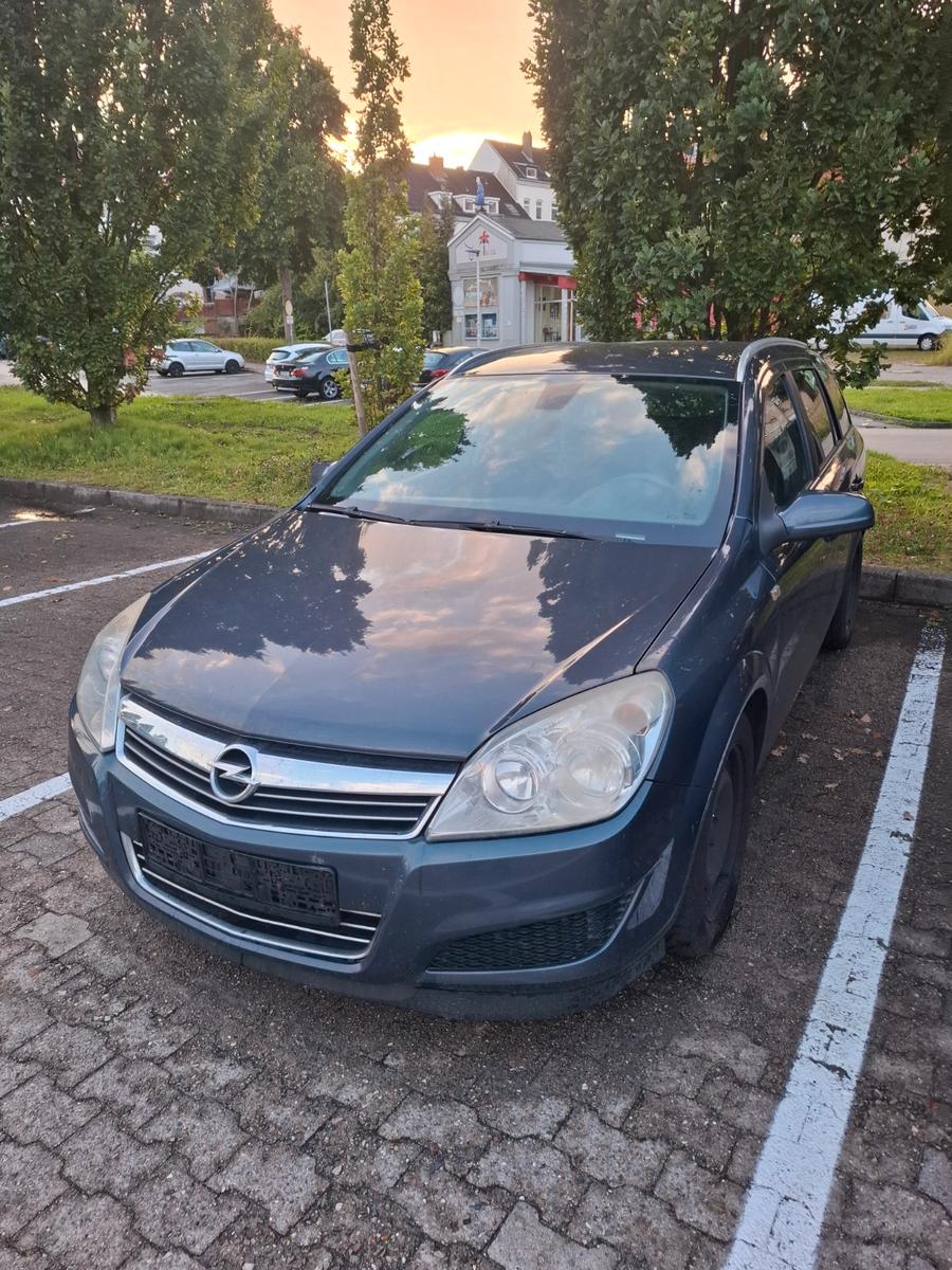 Opel Astra 2009 — rear view