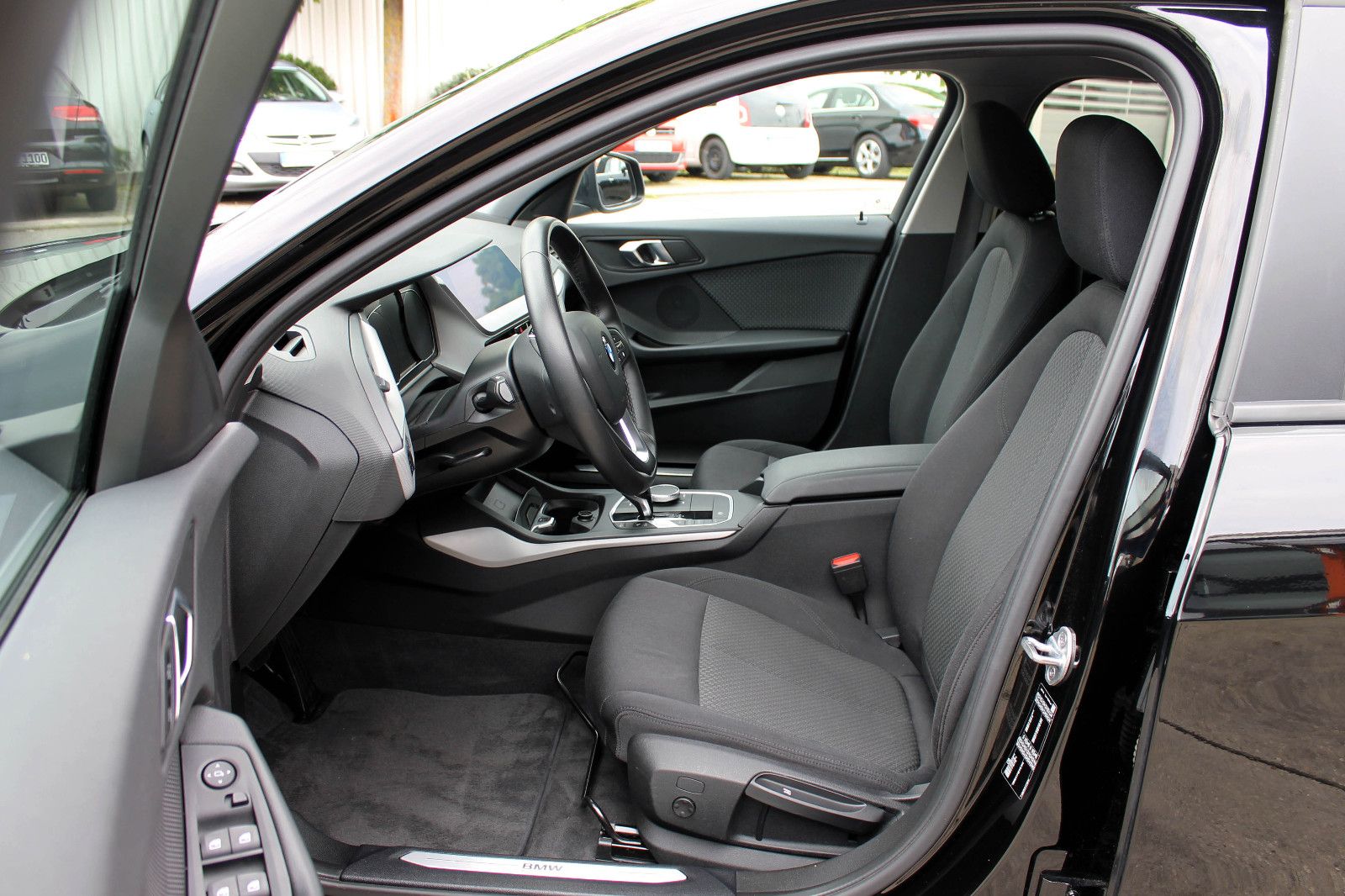 Fahrzeugabbildung BMW 118i Adv. Autom. GRA Navi LED PDC Bluet. Carplay
