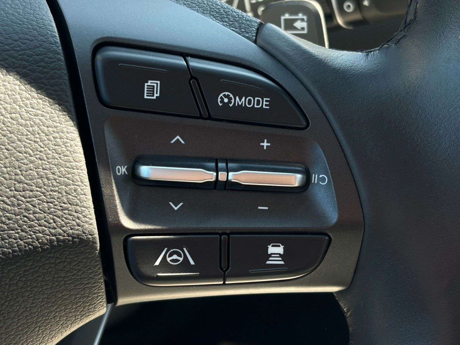 Fahrzeugabbildung Hyundai KONA E Select SHZ LHZ ACC PDC LKA Navi CarPlay