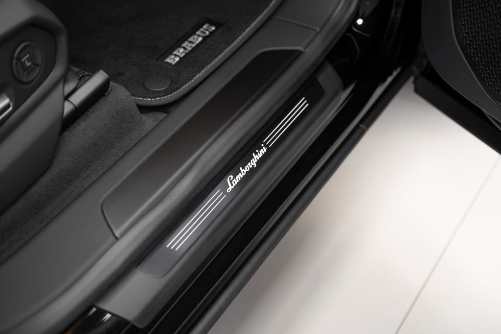 Urus 4.0 V8 SE 2026 BRABUS FULL CARBON AKRAPOVIC - Bild 11