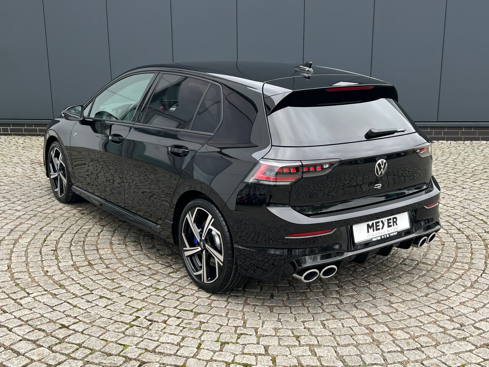 Fahrzeugabbildung Volkswagen Golf VIII R 2.0 TSI DSG 4MOTION *IQ.Light, Black