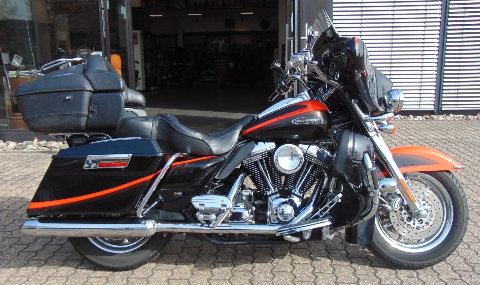 Harley-Davidson CVO FLHTCUSE  Electra Glide