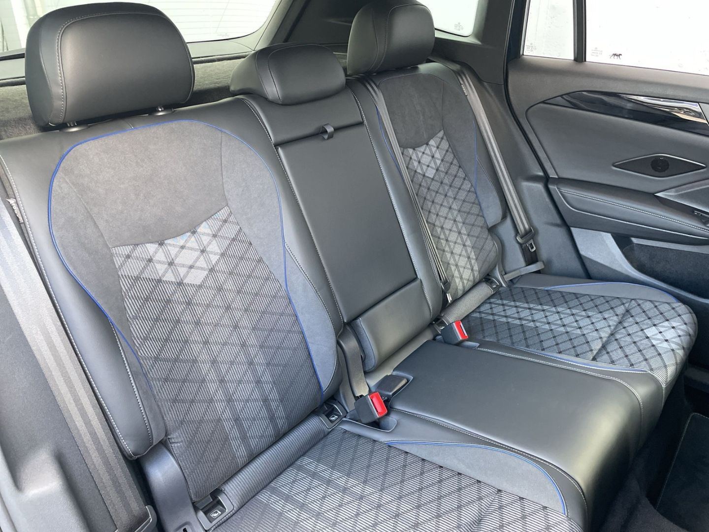 Tiguan 2.0 TDI R-Line Black Style 360°Kamera/AHK