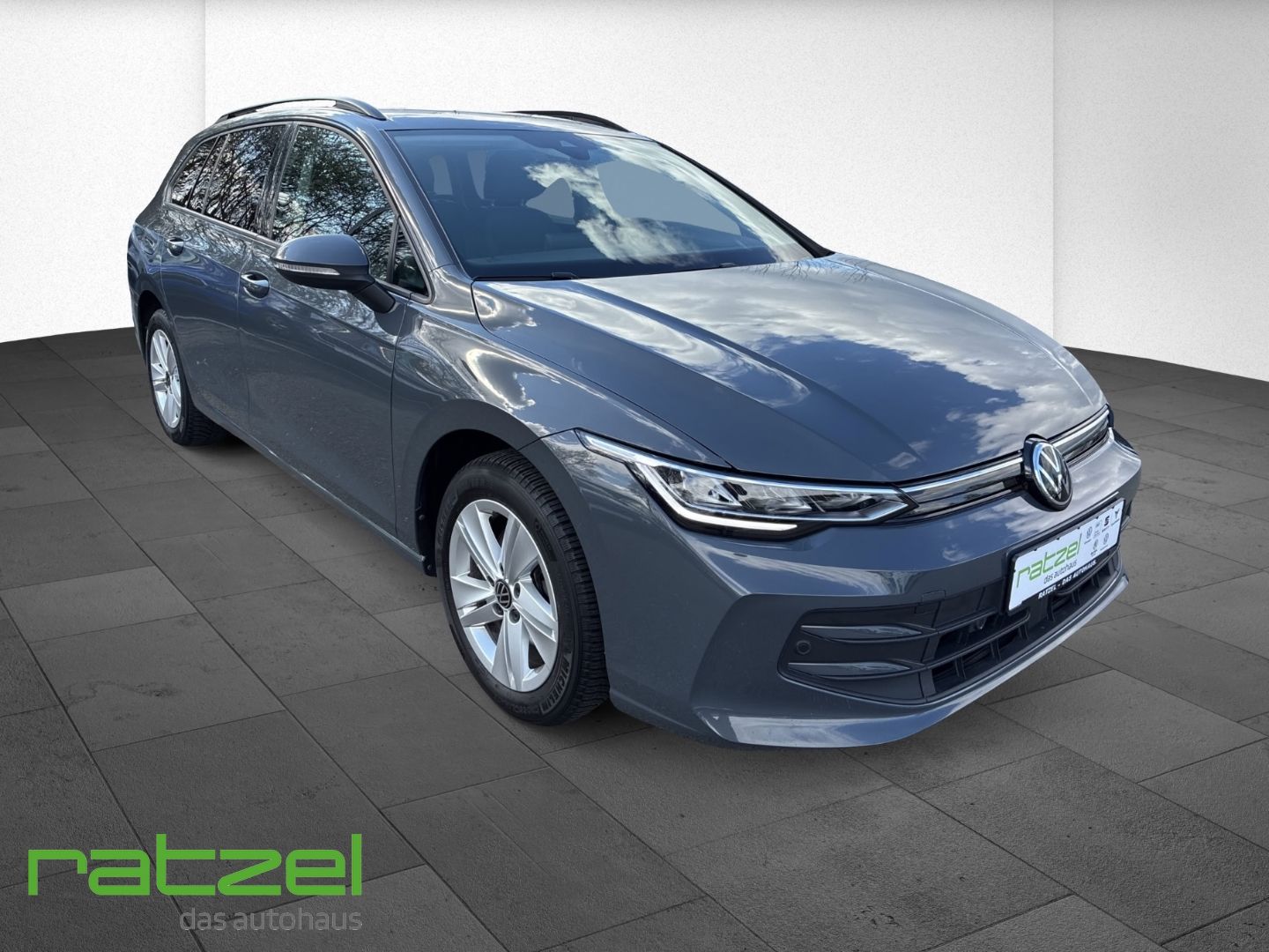 Fahrzeugabbildung Volkswagen Golf Variant Life 1.5 TSI Digitales Cockpit LED