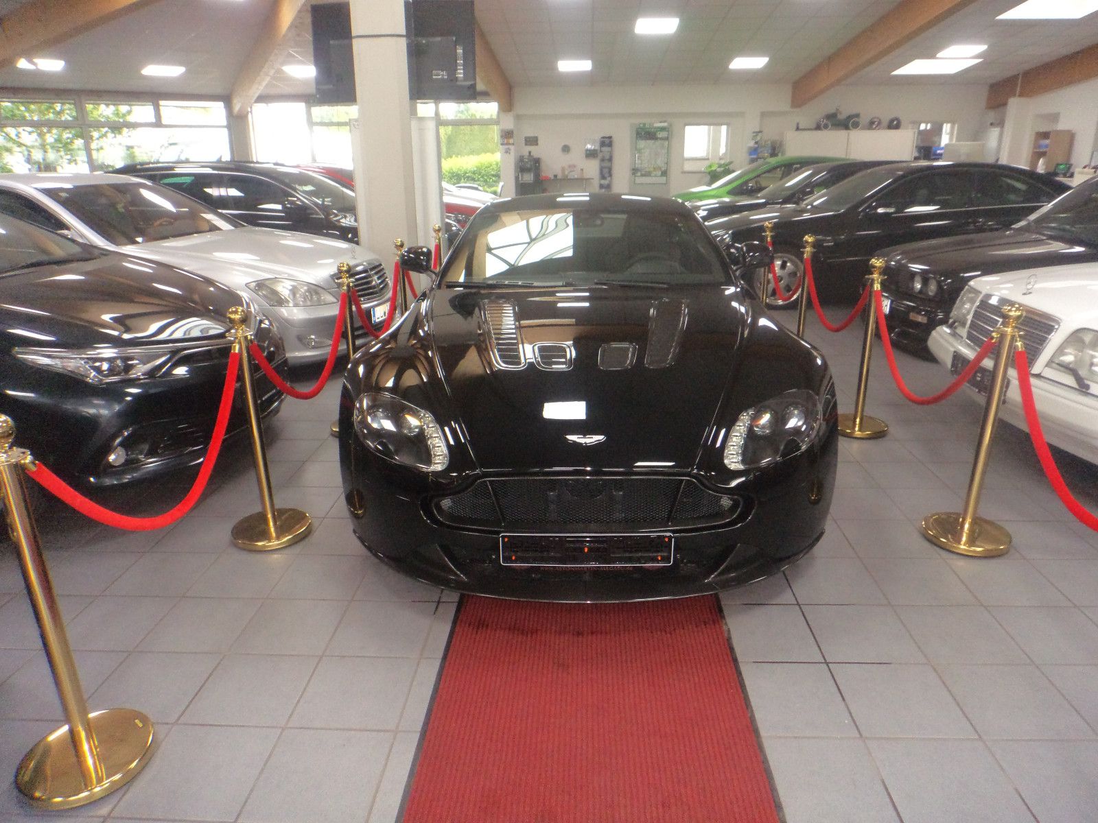ASTON MARTIN V12 Vantage