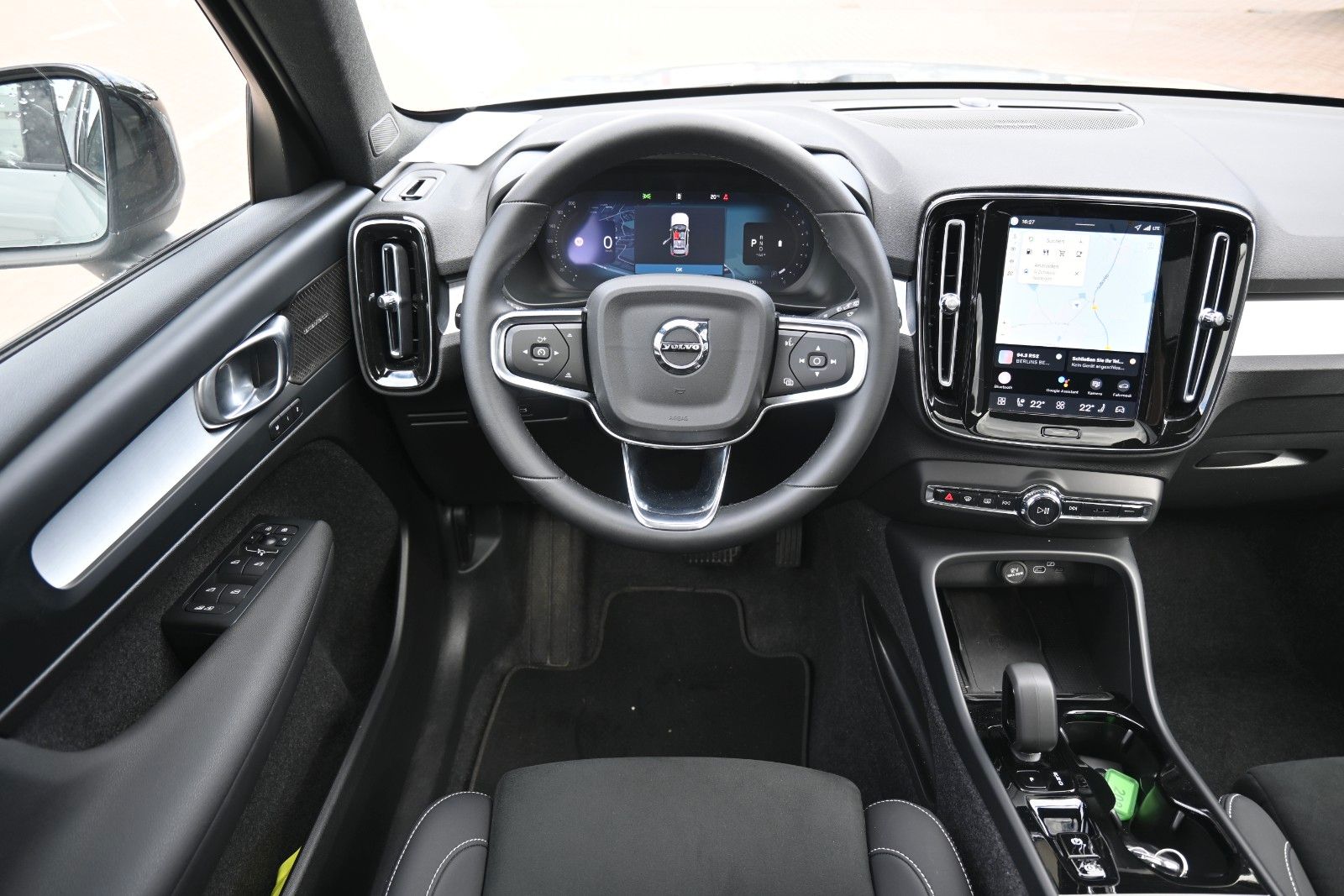 Fahrzeugabbildung Volvo XC40 B4 DKG Plus Black Edition*FSHZG*360°*ACC
