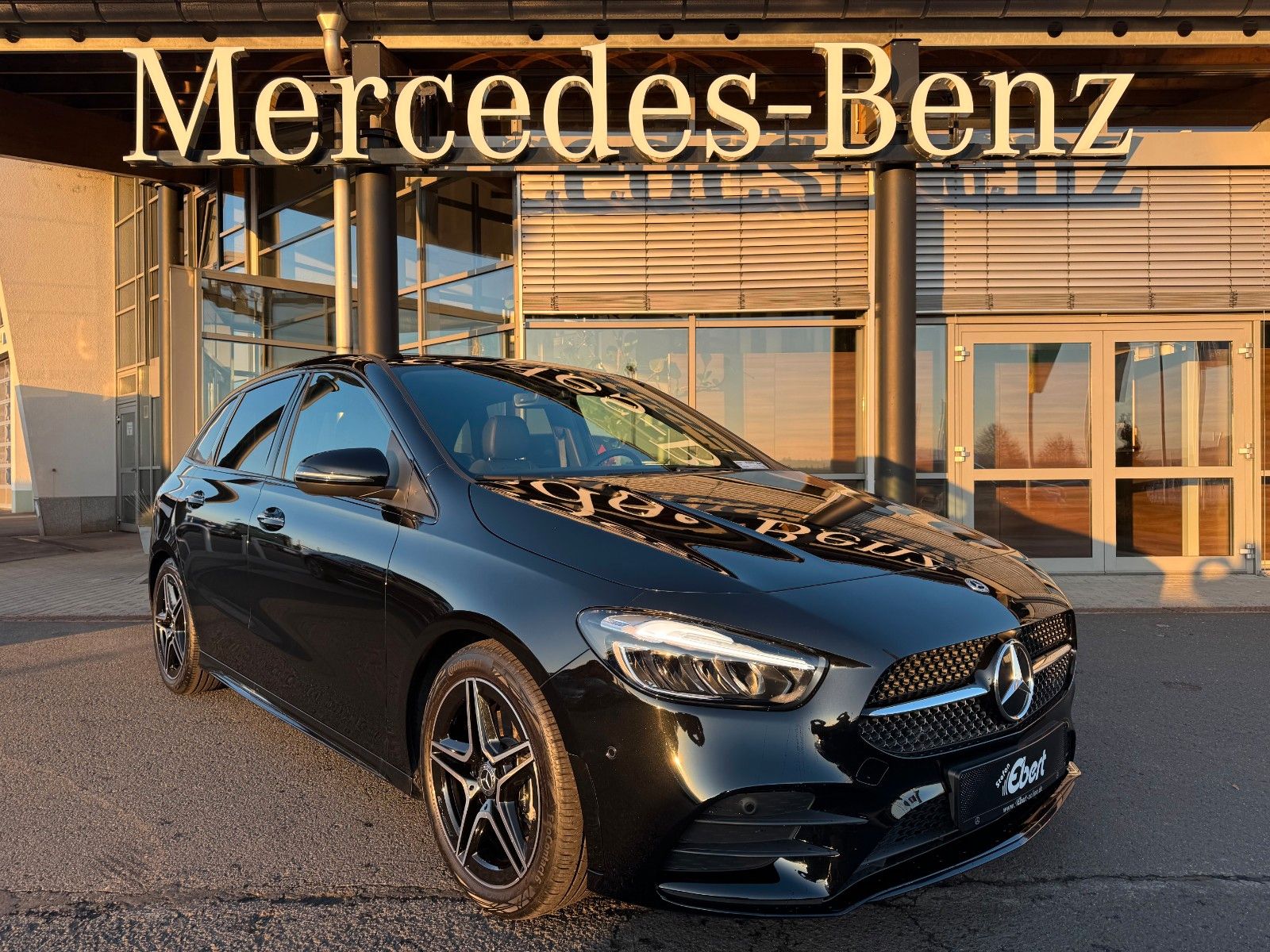 Fahrzeugabbildung Mercedes-Benz B 200 AMG+AHK+Ambiente+RFK+MBUX+Night