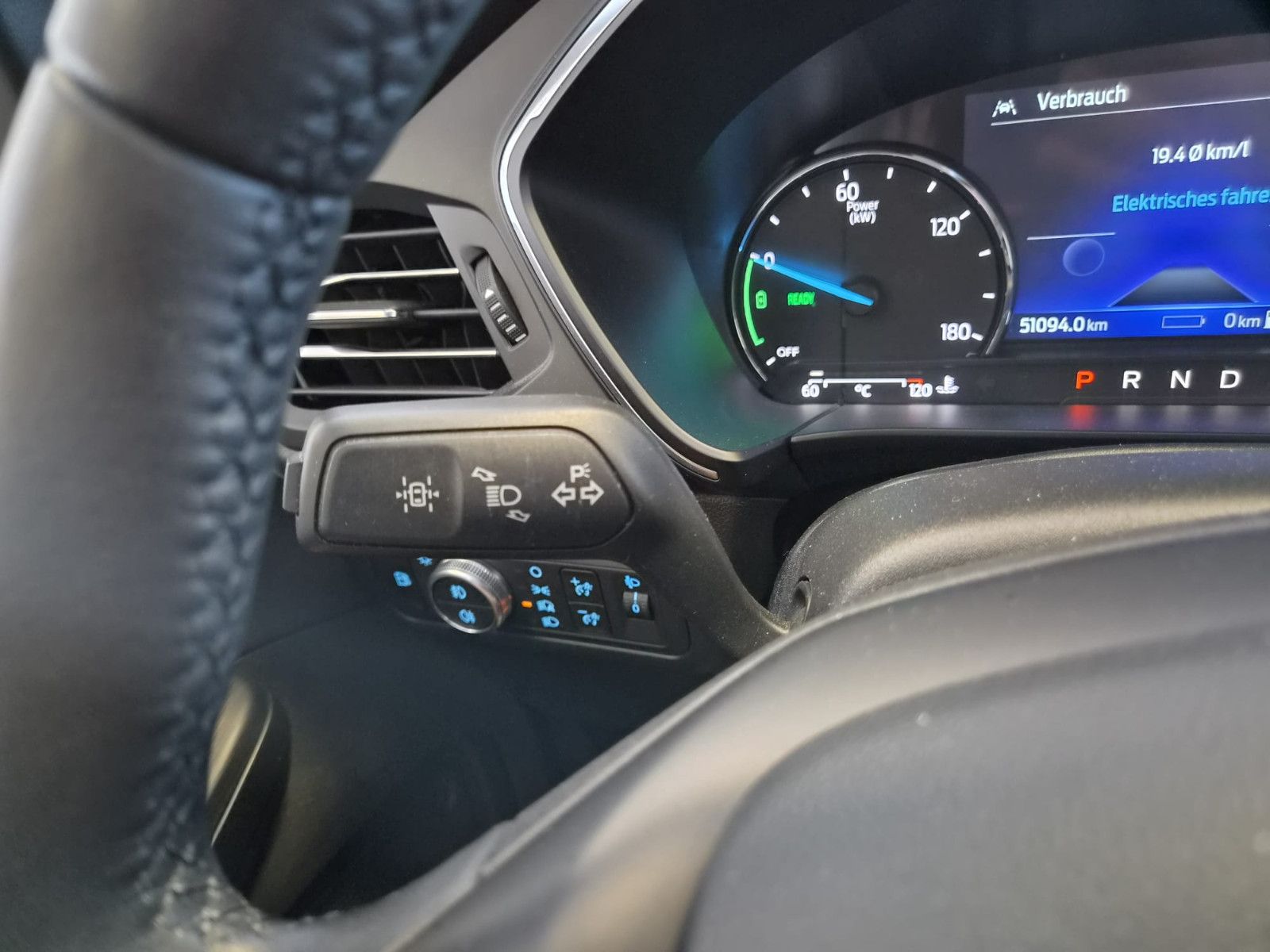 Fahrzeugabbildung Ford Kuga Plug-In Hybrid Titanium / SCHECKHEFT