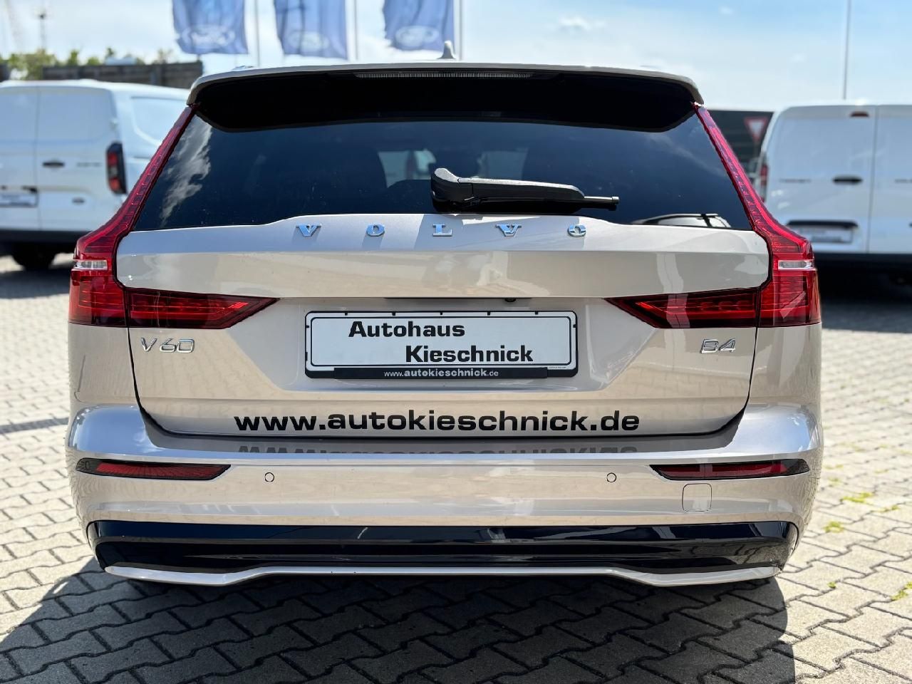 Fahrzeugabbildung Volvo V60 Kombi Plus Dark LED DAB AHK ACC Harman Kardo
