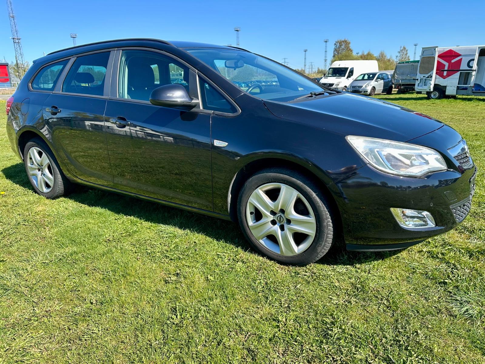 Opel Astra 2011 — rear view