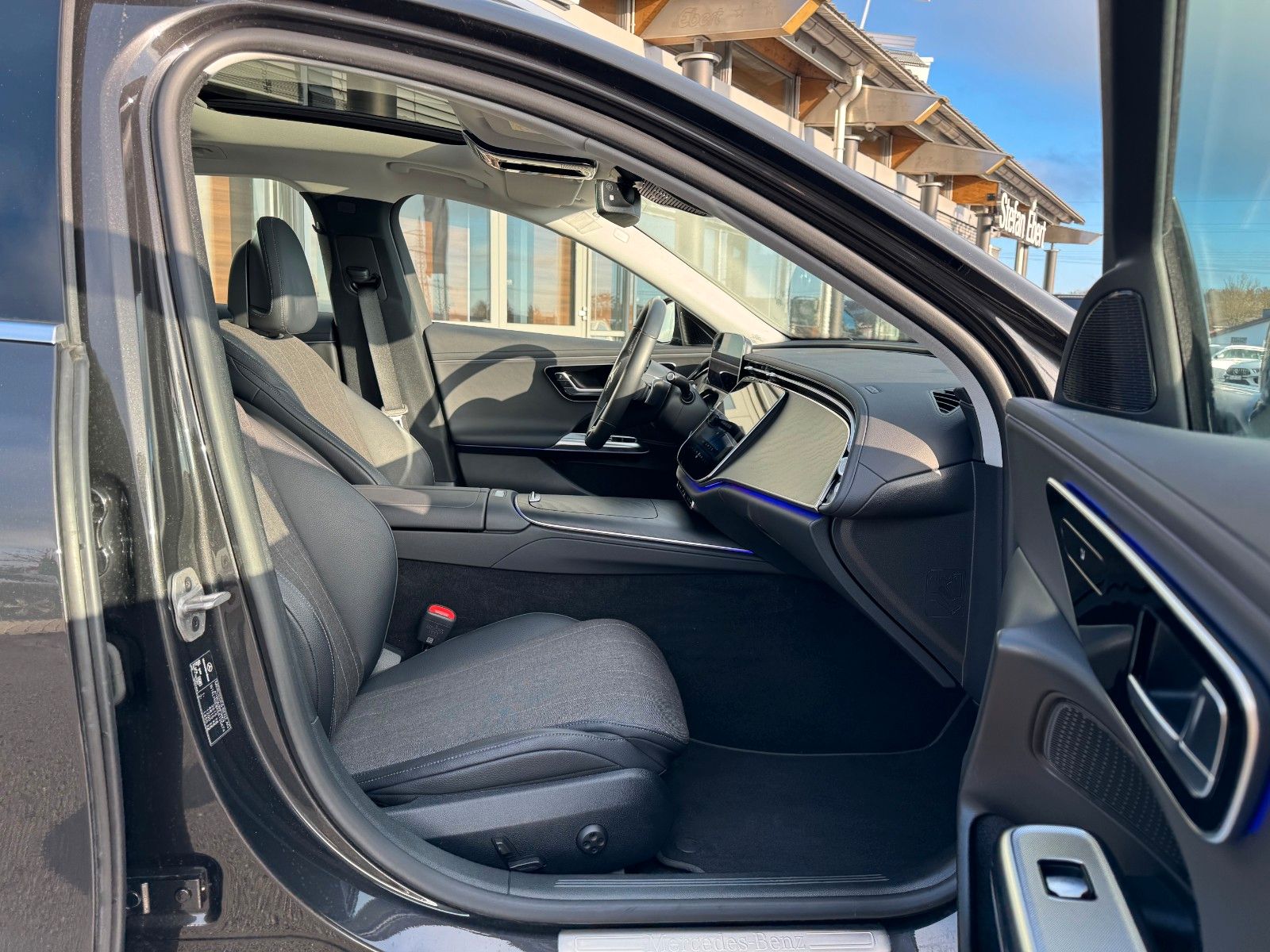 Fahrzeugabbildung Mercedes-Benz E 220d T Avantgarde+Pano+DistrPro+AHK+RFK+MBUX