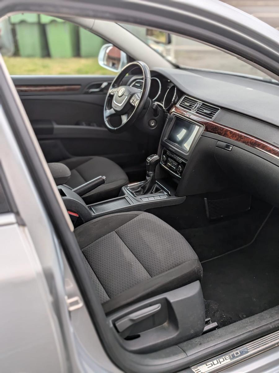 Skoda Superb 2011 — photo 12