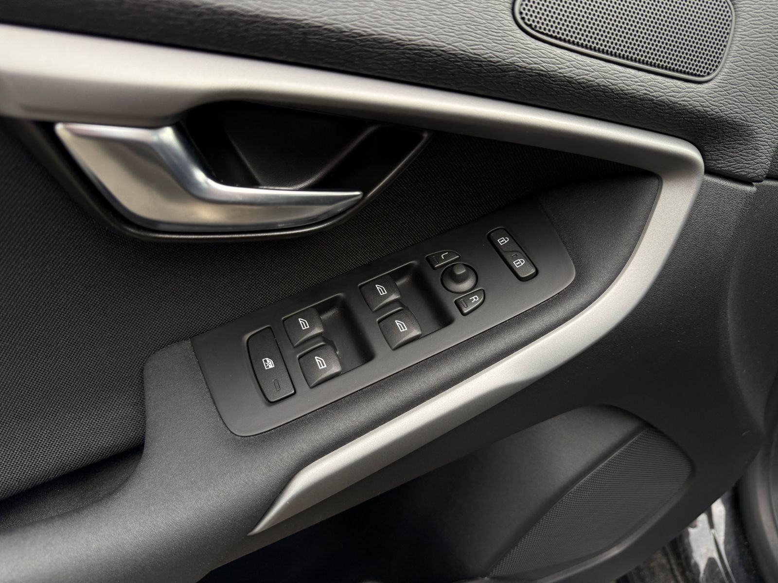 Fahrzeugabbildung Volvo V40 Kinetic RFK KLIMA ALU 8-Fach bereift