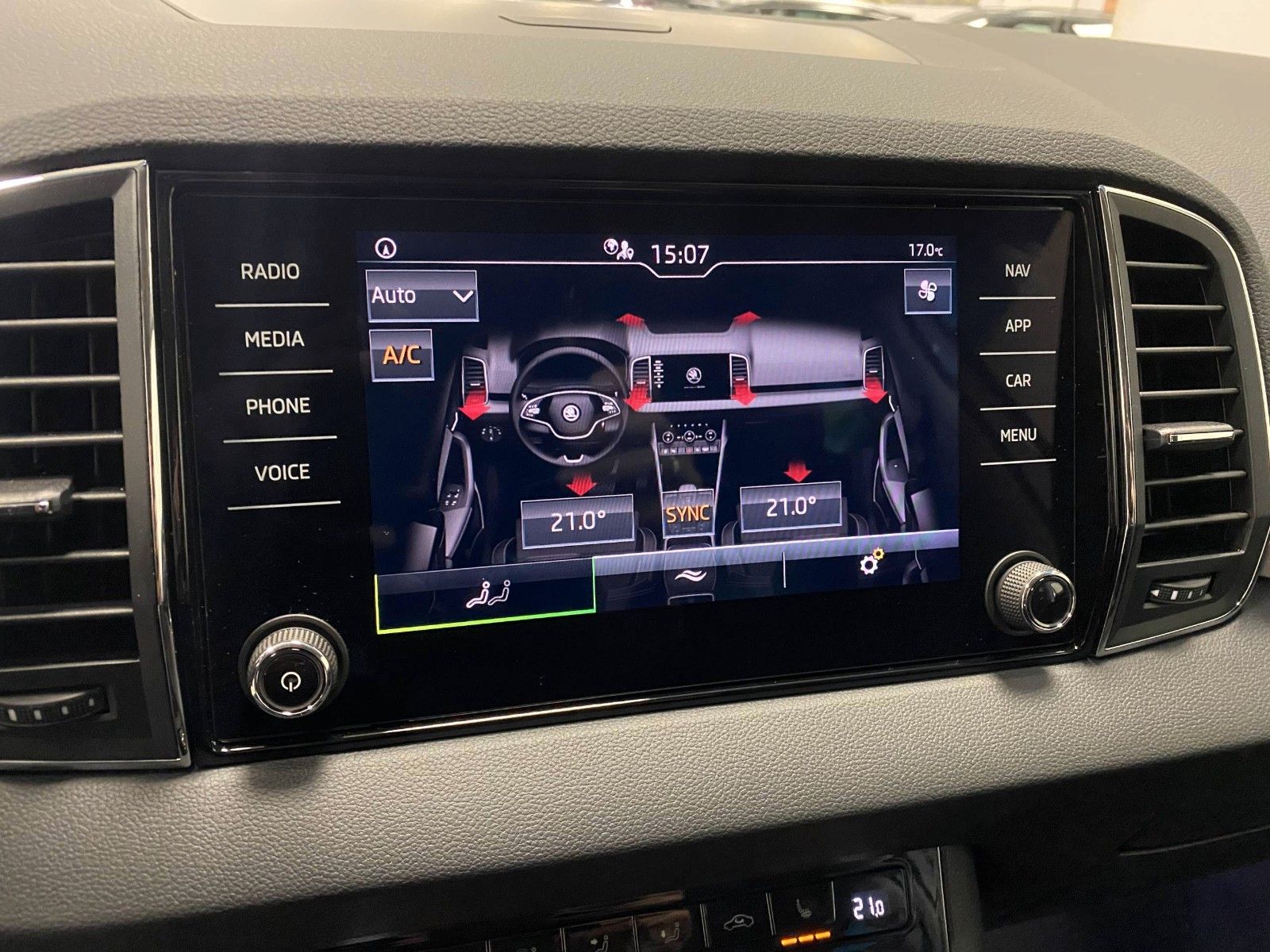 Fahrzeugabbildung SKODA Karoq 1.5 TSI DSG STYLE+LED+NAVIGATION+ACC+17"++