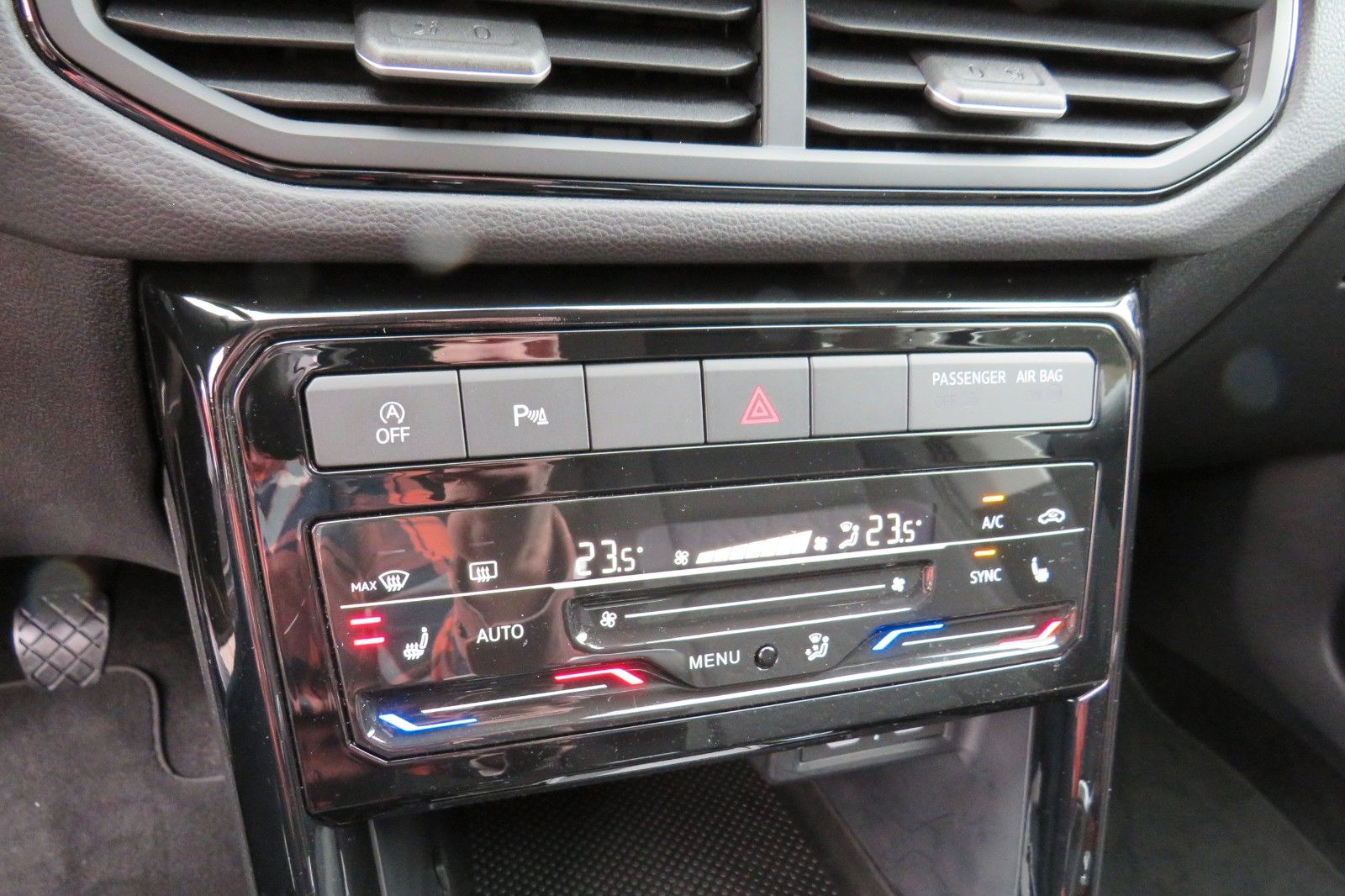 Fahrzeugabbildung Volkswagen T-Cross 1.0 TSI Life ACC ASSISTENTPA. SITZH. 1HD