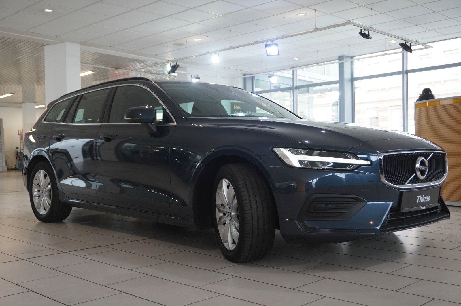 Fahrzeugabbildung Volvo V60 Kombi B4 MOMENTUM PRO NAVI/LED/KAMERA/VIRT.