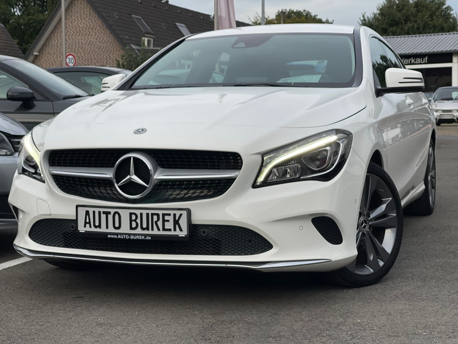 MERCEDES-BENZ CLA 180 SB 7G-DCT Urban LED COMAND AHK CarPlay