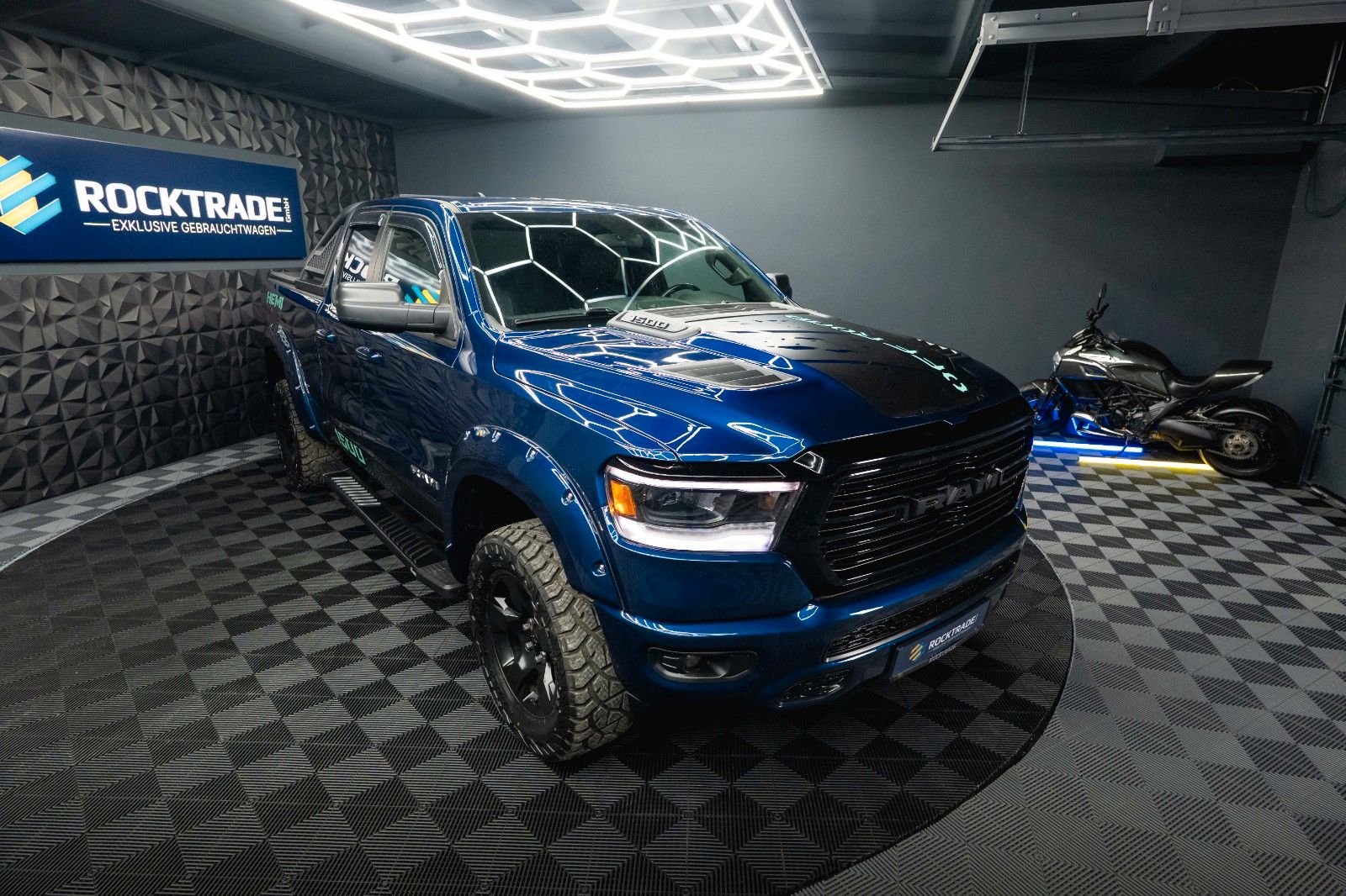 Fahrzeugabbildung Dodge RAM 5.7 V8 HEMI 4x4 OFFROAD NightEdition LONGBED