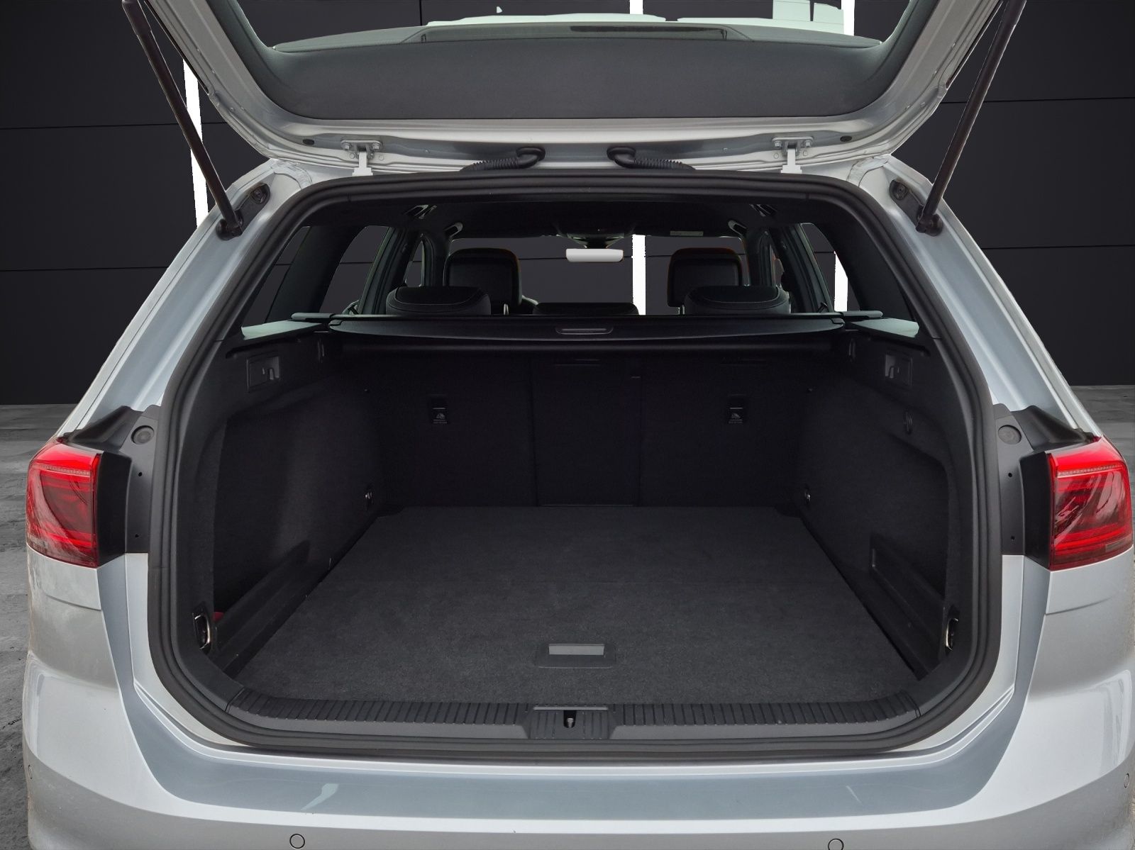 Fahrzeugabbildung Volkswagen Passat Variant TSI R-Line DSG Matrix Navi AID AC