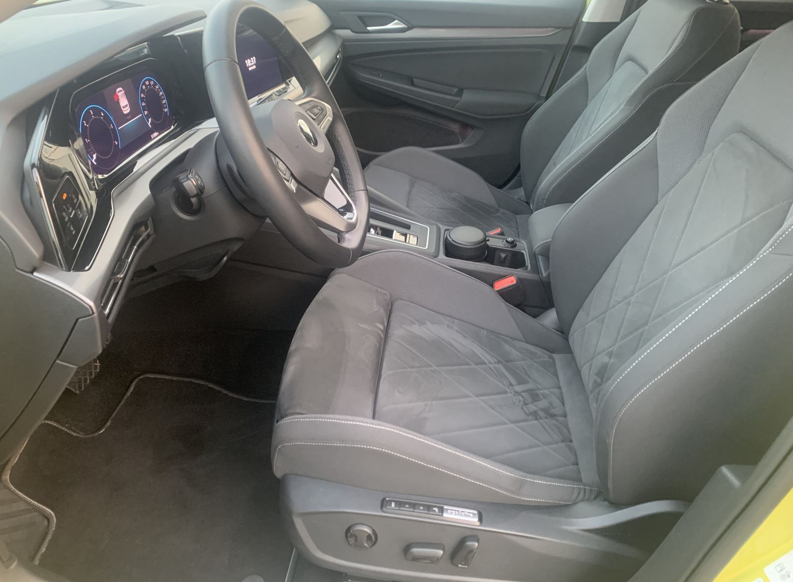 Fahrzeugabbildung Volkswagen Golf 2.0 TDI*Highline*AHK*STHZ*HeadUp*LED-Matrix