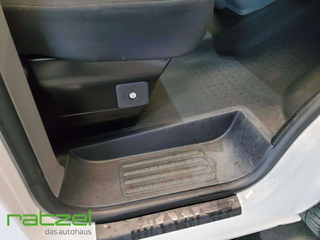 Fahrzeugabbildung Volkswagen T6.1 Kombi KR 2.0 TDI 9-Sitzer AHK Winter Paket