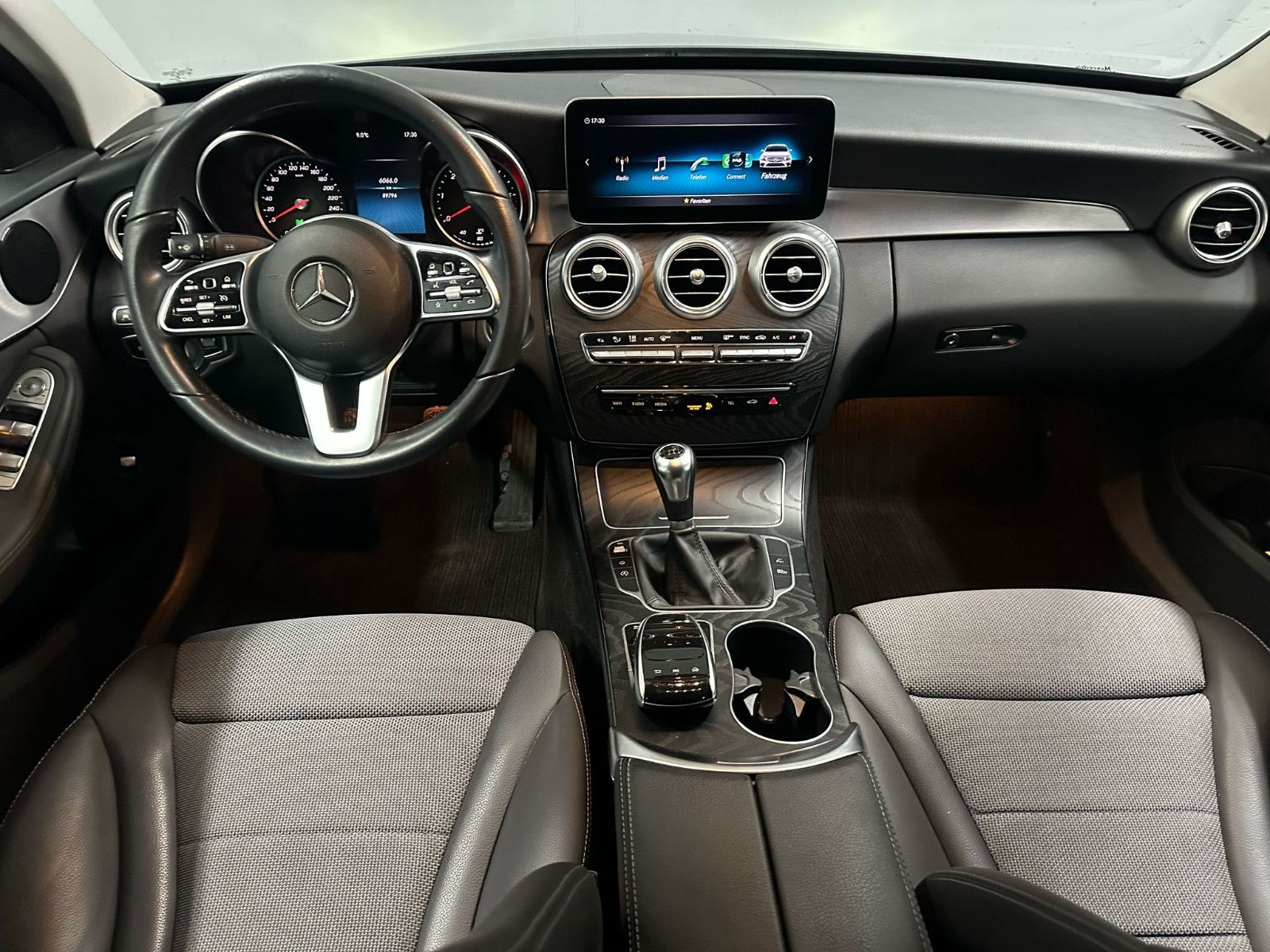 Fahrzeugabbildung Mercedes-Benz C 200  d Avantgarde*NIGHT*KAMERA*SPURH*TEMPO*NAV