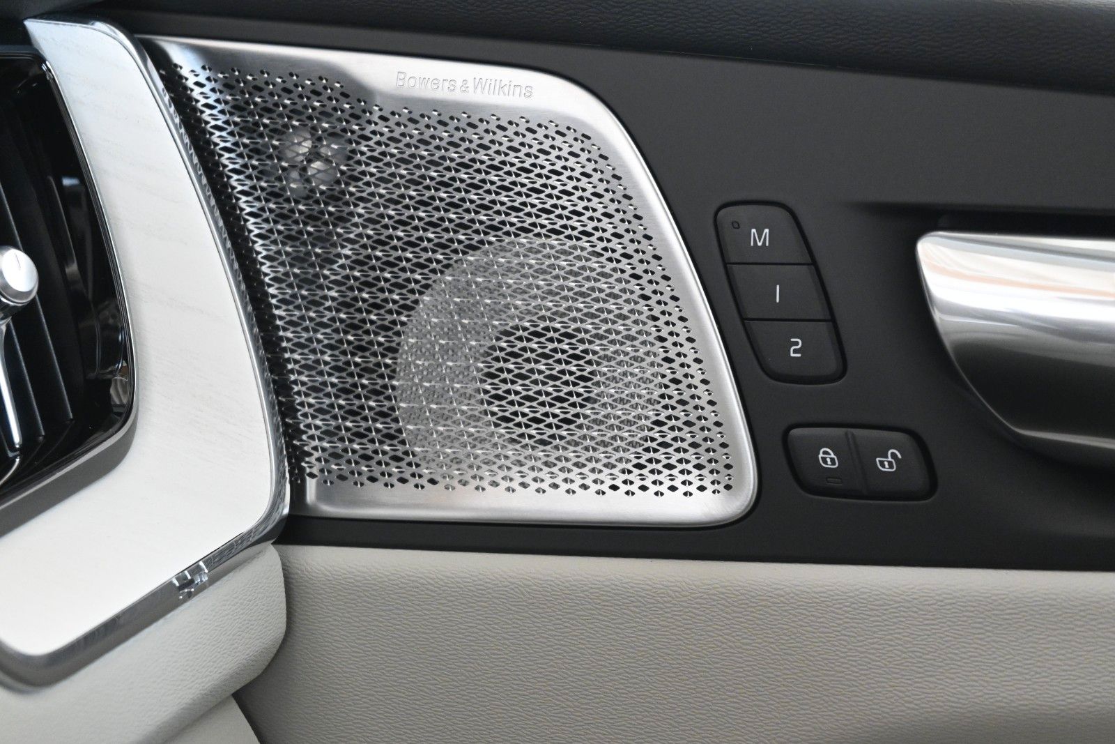 Fahrzeugabbildung Volvo XC60 T8 Plug-in AWD Ultra Dark*LUFT*360°*ACC