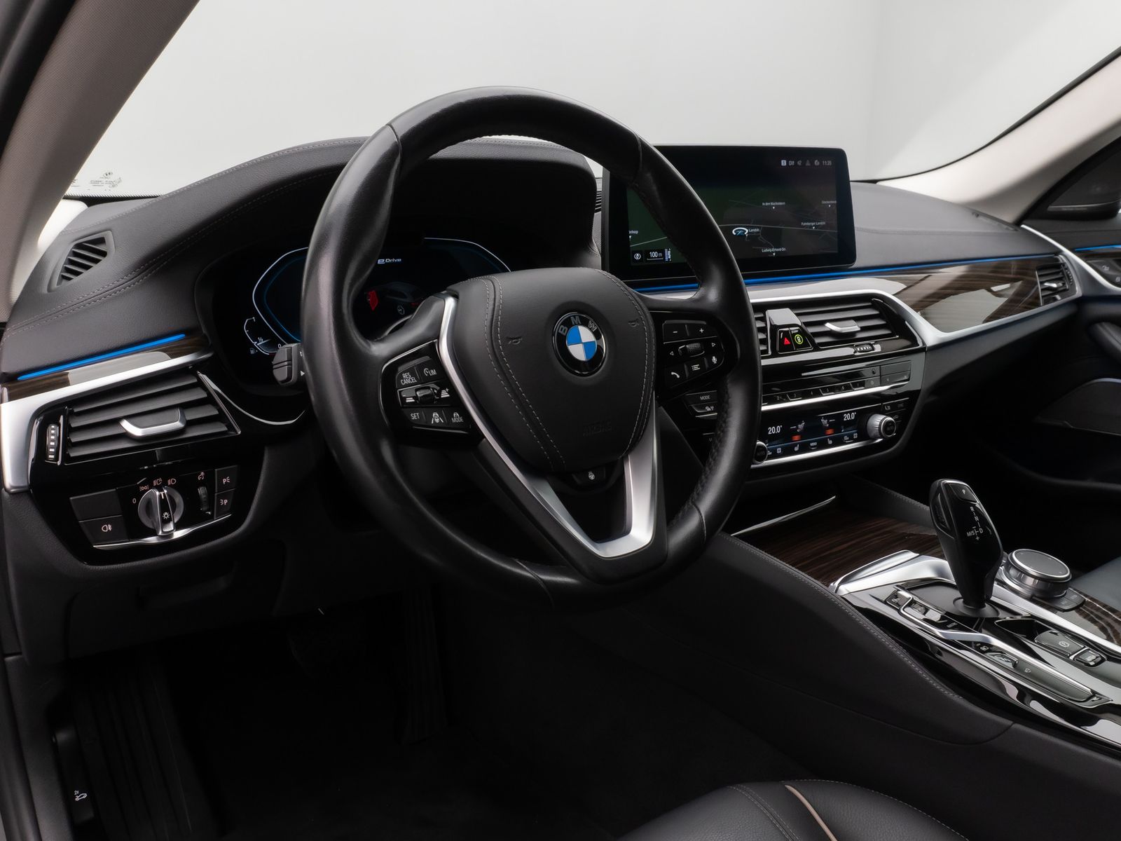 Fahrzeugabbildung BMW 530e xD LuxuryLine 360°Laser HUD DAB H/K ACC AHK