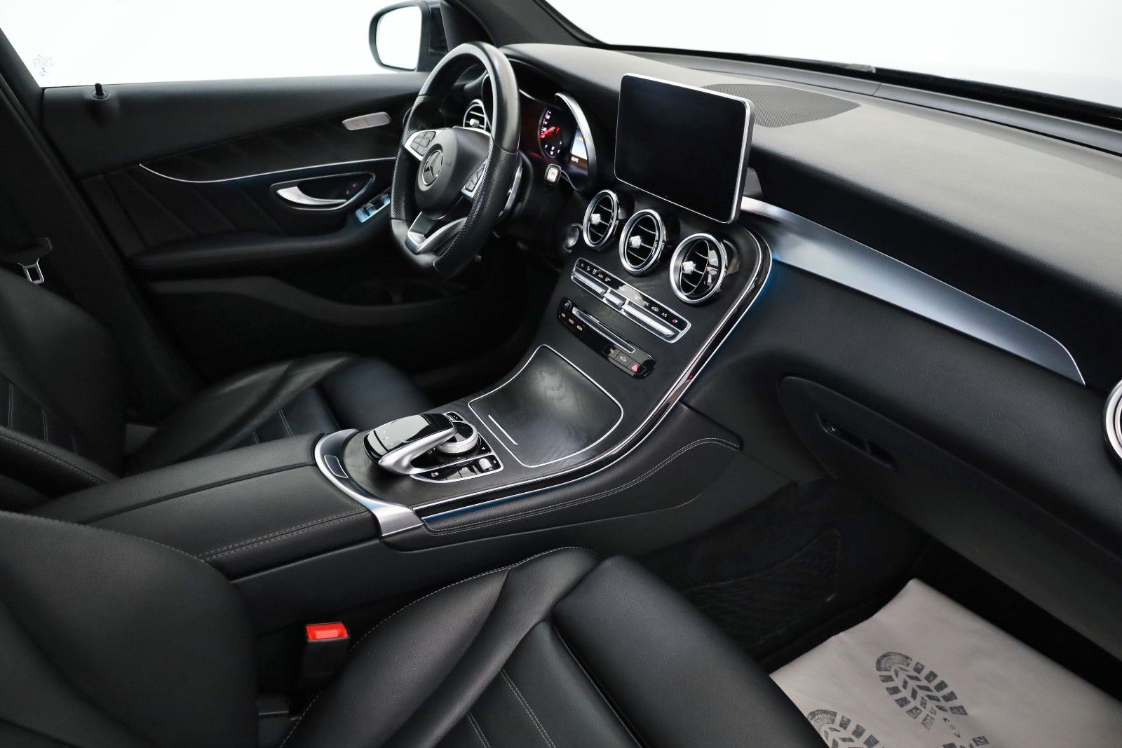 Fahrzeugabbildung Mercedes-Benz GLC 250d 4M AMG Int. Leder,Navi,LED,Panorama,+WR