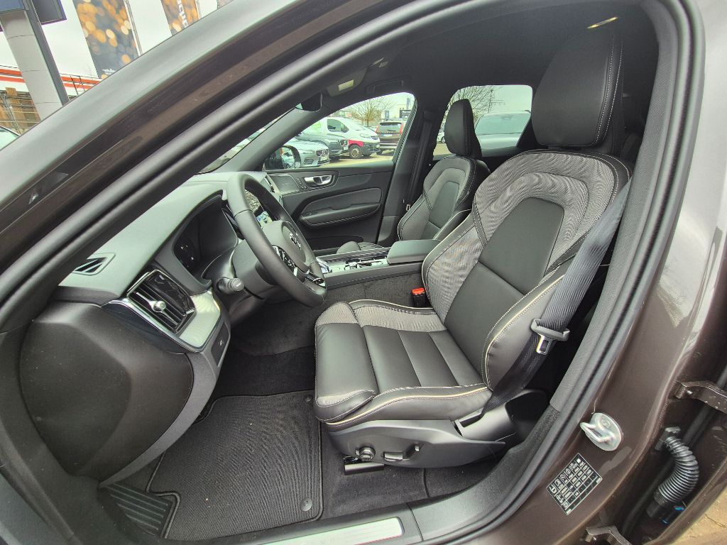 Fahrzeugabbildung Volvo XC60 B5 B AWD Plus Dark+BusinessPak.+AHZV+