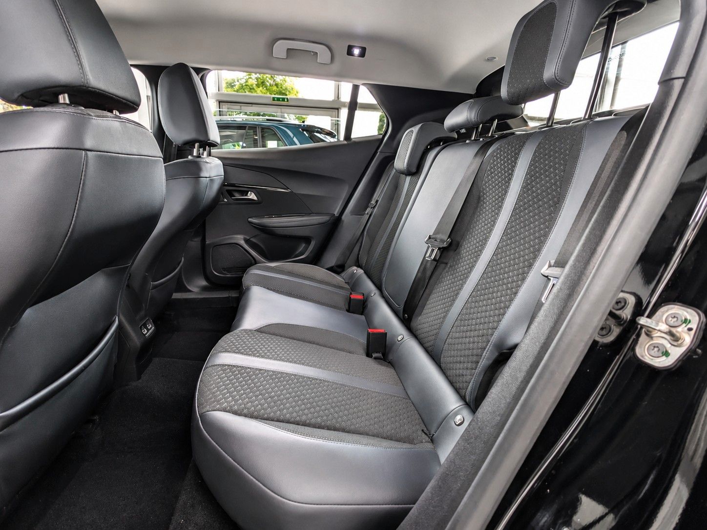 Fahrzeugabbildung Peugeot 2008 ALLURE HDI 8G ACC 360° NAVI SHZ KEYLESS 1Hd