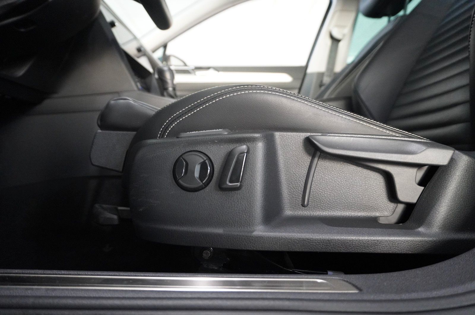 Fahrzeugabbildung Volkswagen Passat Vari. 2.0 TDI R-LINE 4M NAVI/KAMERA/AHK