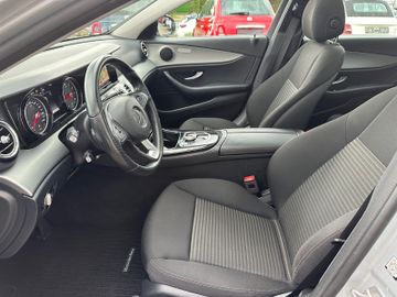Fahrzeugabbildung Mercedes-Benz E 250 Limousine Avantgarde Pano