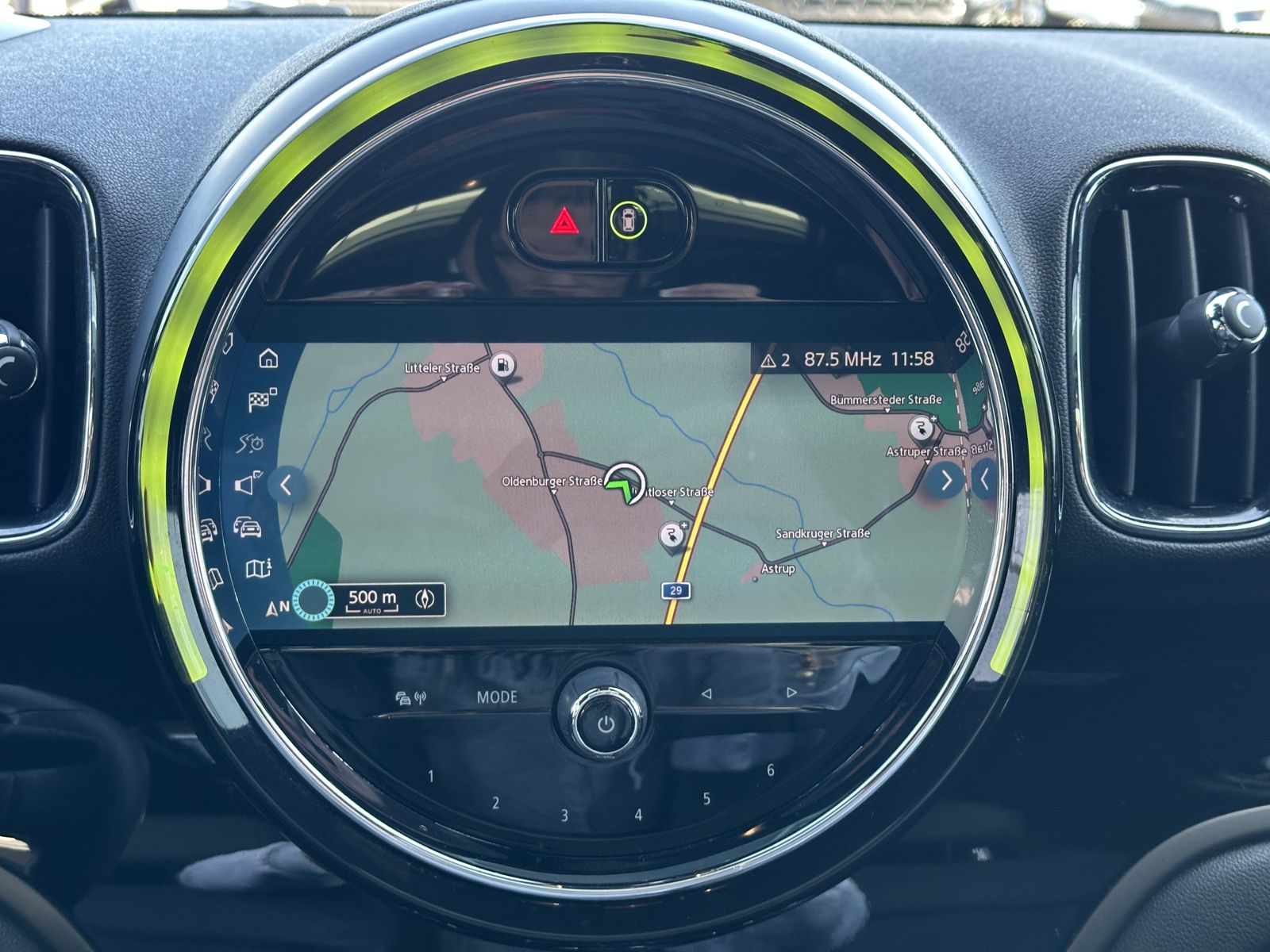 Fahrzeugabbildung MINI Cooper SE Countryman ALL4 NAV+LED+HUD+PANO+KAM