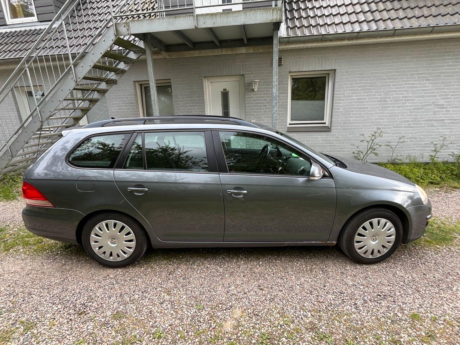 Volkswagen Golf 2009 — rear view