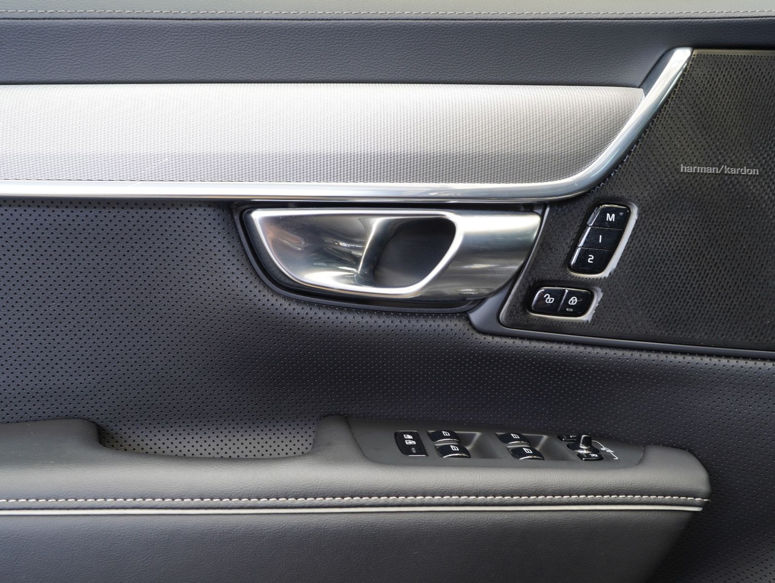 Fahrzeugabbildung Volvo V90 T6 AWD Recharge Plug-In Plus Dark