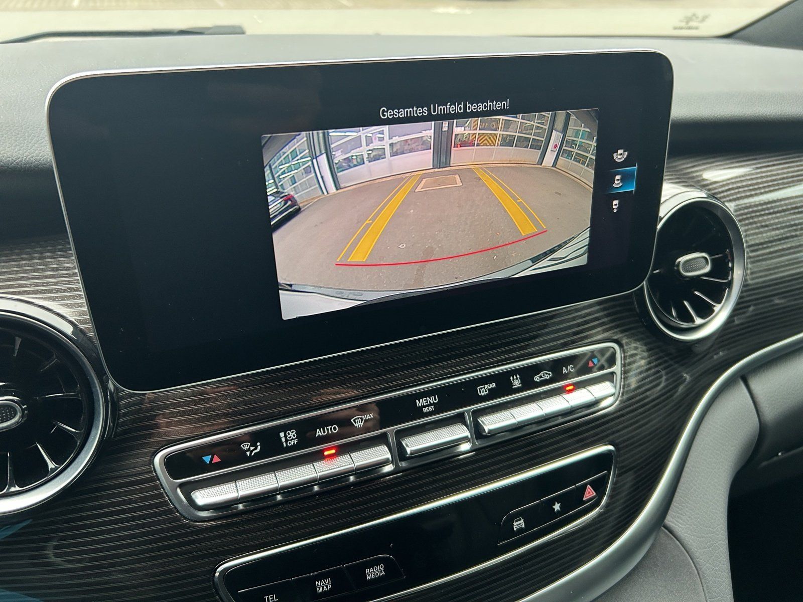Fahrzeugabbildung Mercedes-Benz V 250 d 4M L 7-Sitze GSD Standhzg ILS Sport AHK