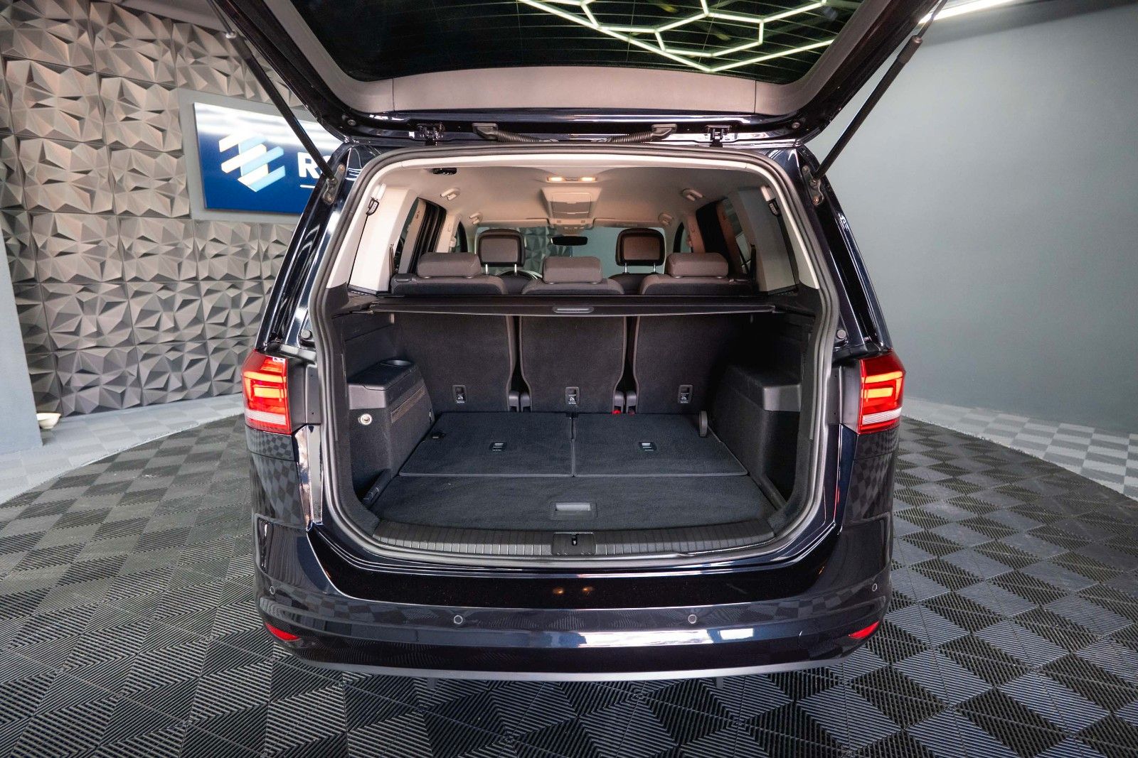Fahrzeugabbildung Volkswagen Touran 1.6 Comfortline IQ.Drive | 7 Sitze | ACC