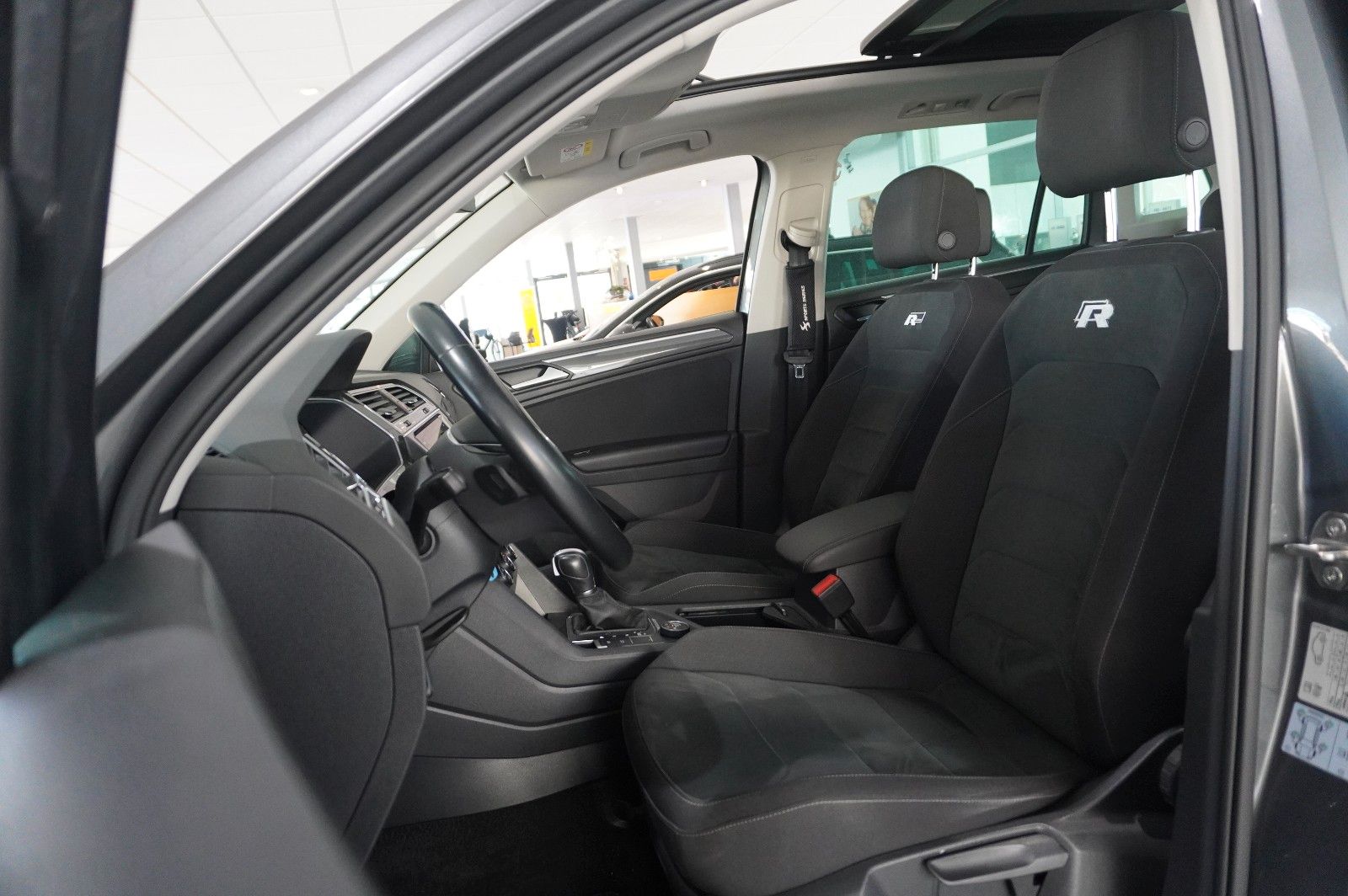 Fahrzeugabbildung Volkswagen Tiguan 2.0 TSI 4MOTION R-LINE NAVI/KAMERA/SH/AHK