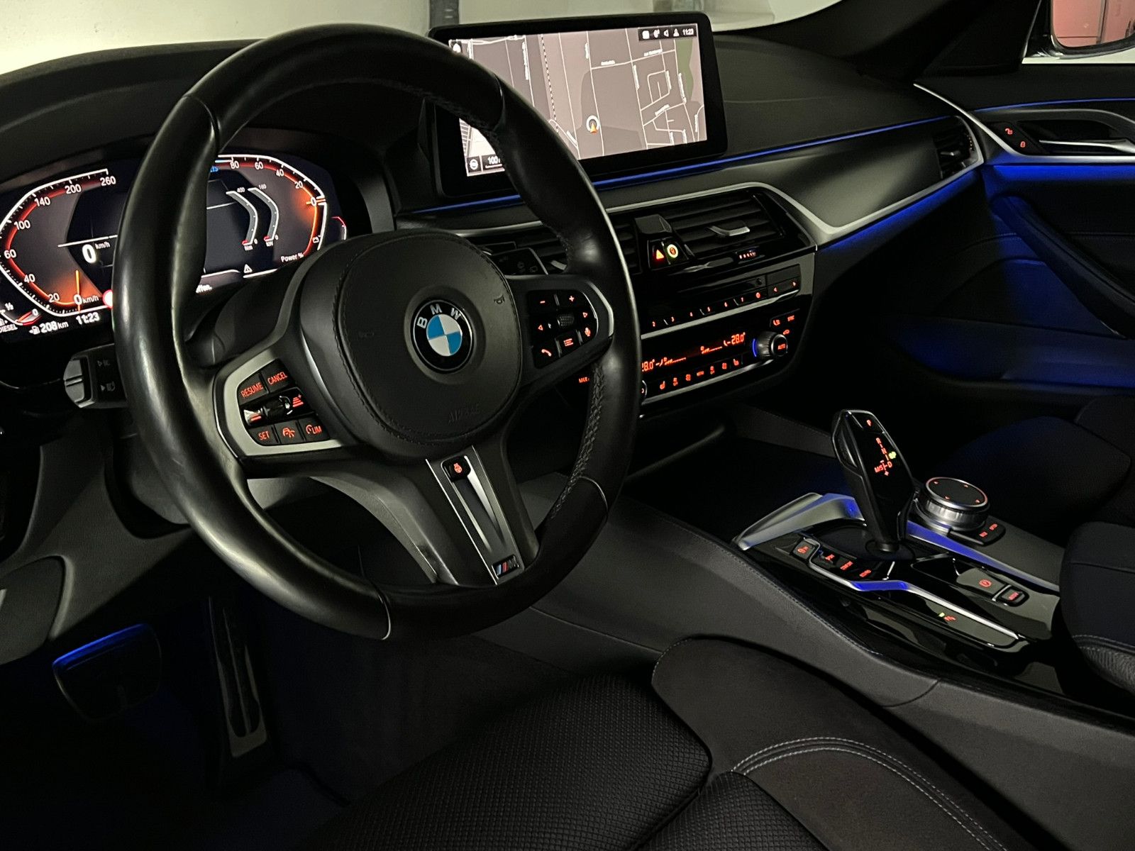 Fahrzeugabbildung BMW 520 d xDrive M SPORT/STHZ/LED/ACC/AHK/AMBIENTE