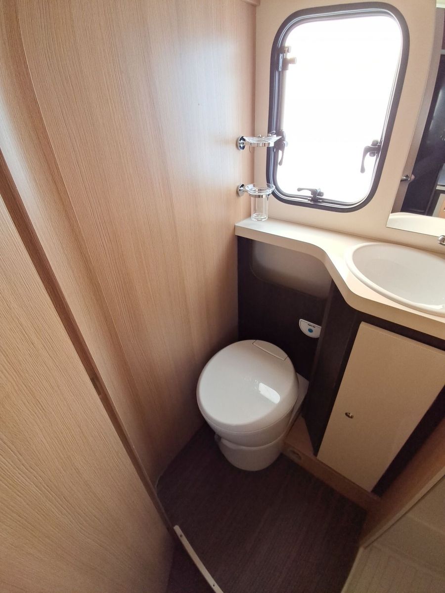 Fahrzeugabbildung Forster A 699 DVB Luftfederung Sat/TV Solar Markise